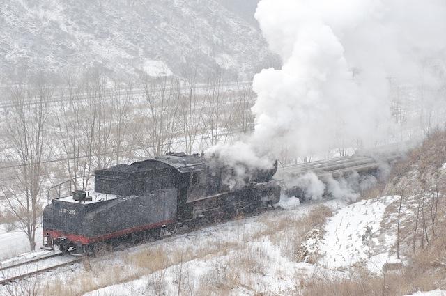 100101 鋼管を載せて走る南票の貨物列車