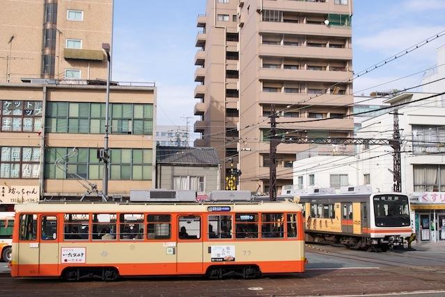 100213 高浜線電車の通過を待つ市内線77号車