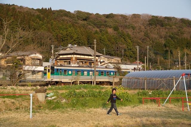 100322 上総亀山駅裏の広場にて