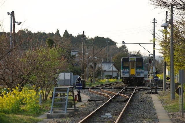 100322 線路終端から上総亀山駅を望む