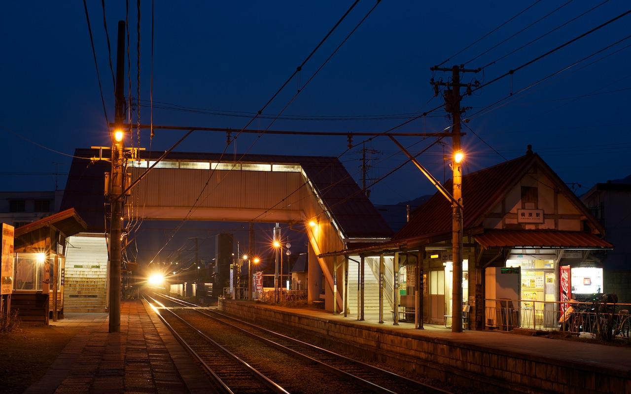 100418 夜の下りB特急が通過する桐原駅