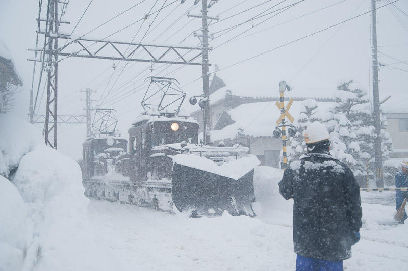 110130 永平寺口駅で転線するラッセル車