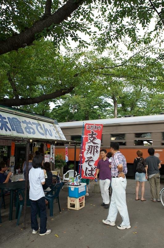 120915芦野公園踏切を過ぎる客車列車