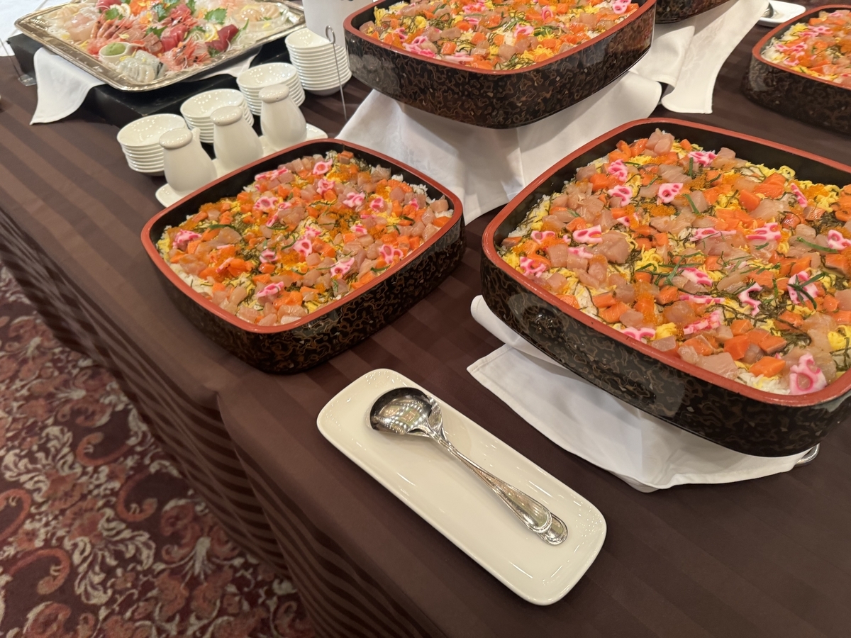 ちらし寿司が三つ乗っているテーブルの写真