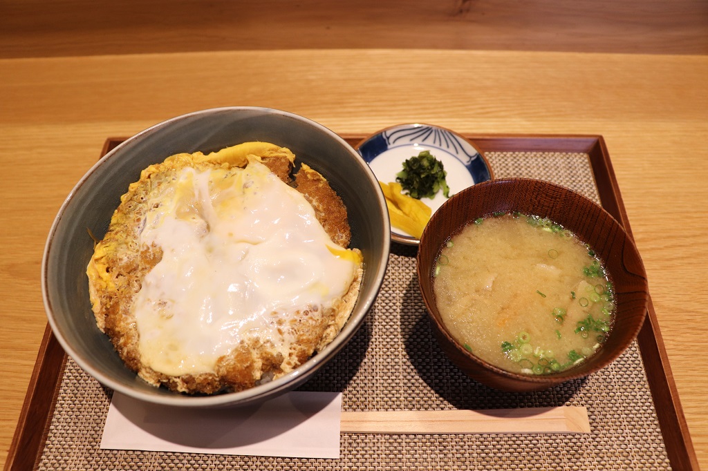 地元民に愛されるかつ丼は寿司屋から生まれた 薬院 かつ丼 友楽 の丼は福岡グルメ遺産とも呼ぶべき こだわりの一杯 ぐるなび みんなのごはん