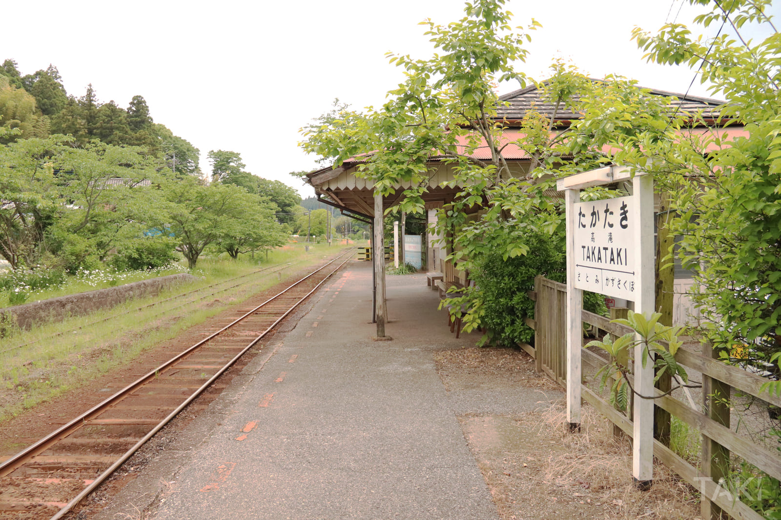 高滝駅構内
