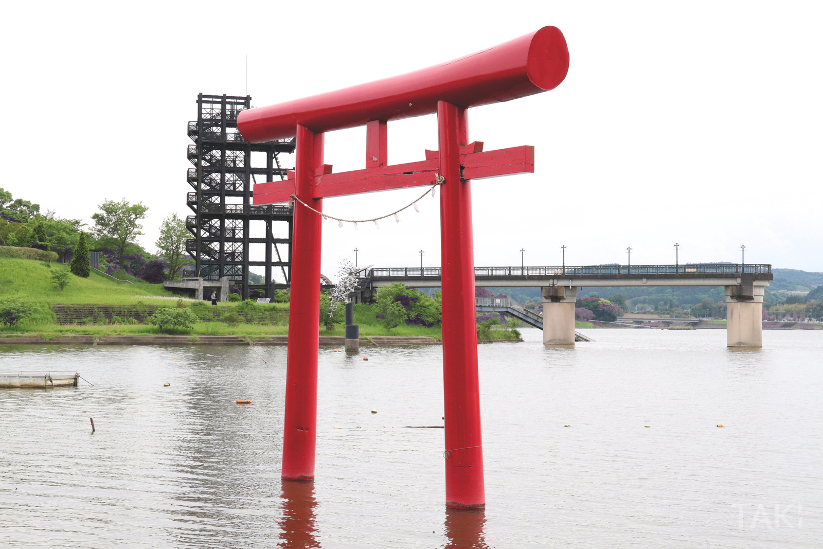 高滝湖の鳥居