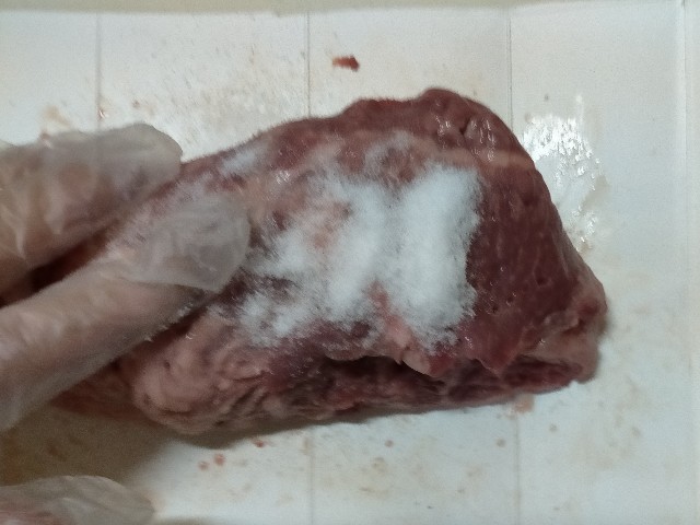 ベーコンより柔らか スモーキーな旨味が凝縮 ラム肉の燻製 続おばちゃんdays