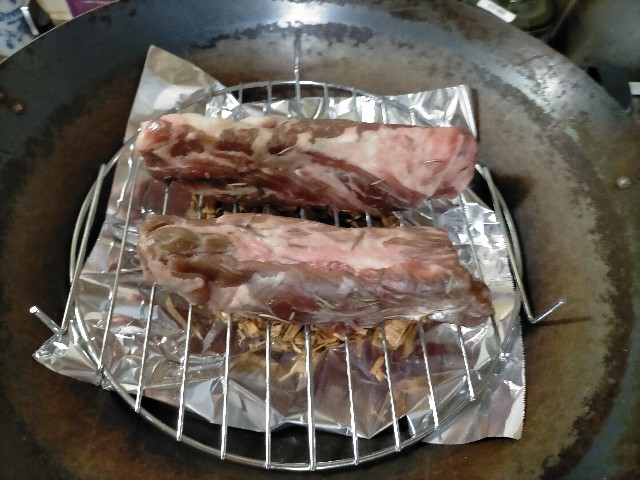 ベーコンより柔らか スモーキーな旨味が凝縮 ラム肉の燻製 続おばちゃんdays