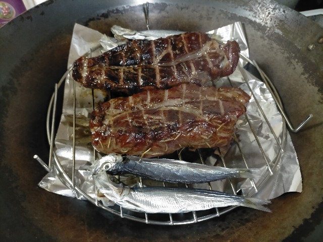 ベーコンより柔らか スモーキーな旨味が凝縮 ラム肉の燻製 続おばちゃんdays