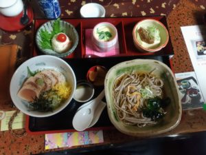 坂下家のハーフセット（炙り鮪丼と蕎麦）
