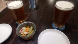 松本ブルワリーのビールとピクルス