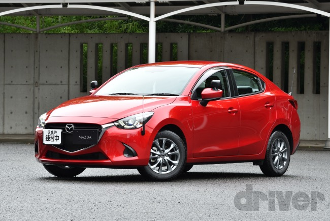 MAZDA2 2020年モデル(大幅改良車)のセダンが目撃されました。 - つらつらとMAZDA