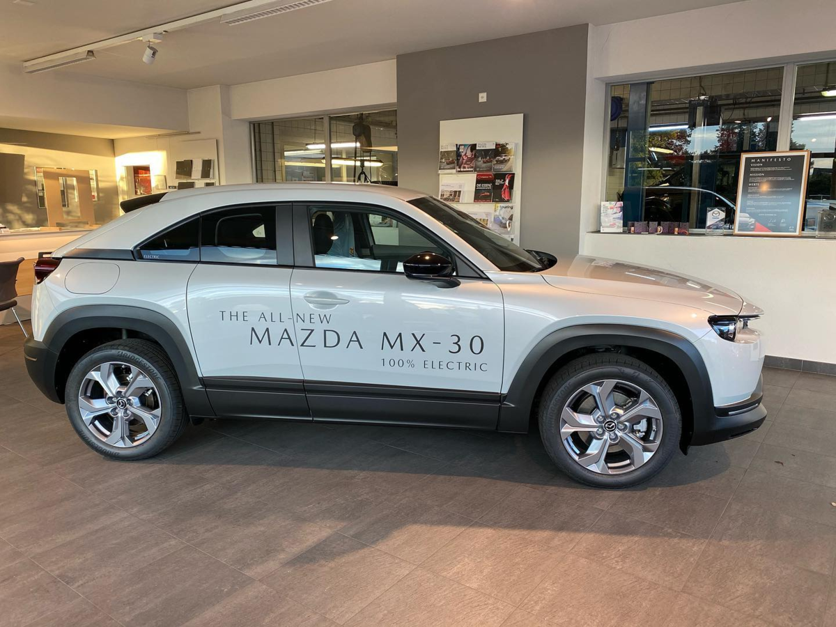 Dピラーの”MAZDA”エンブレムが装着されていないMX-30の実車画像 