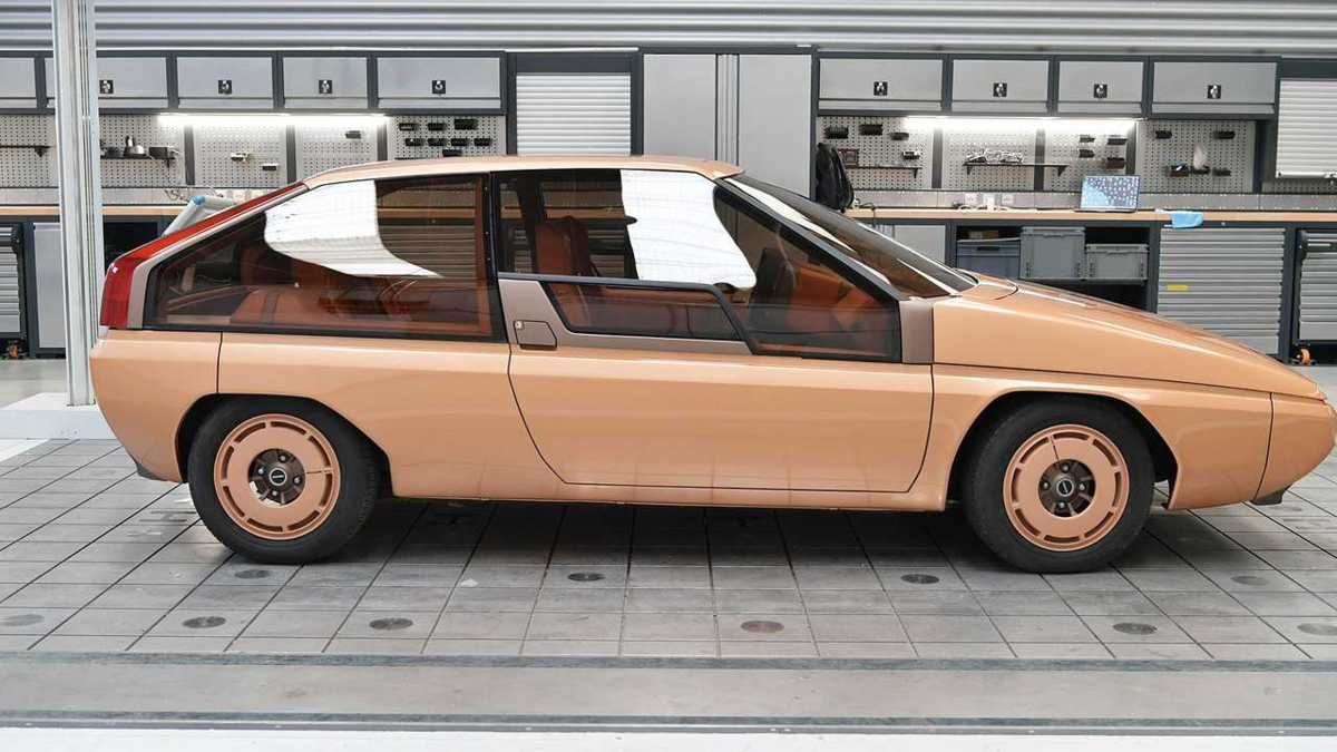 イタリアマツダがレストアされたコンセプトカー”MX-81”に関する短編