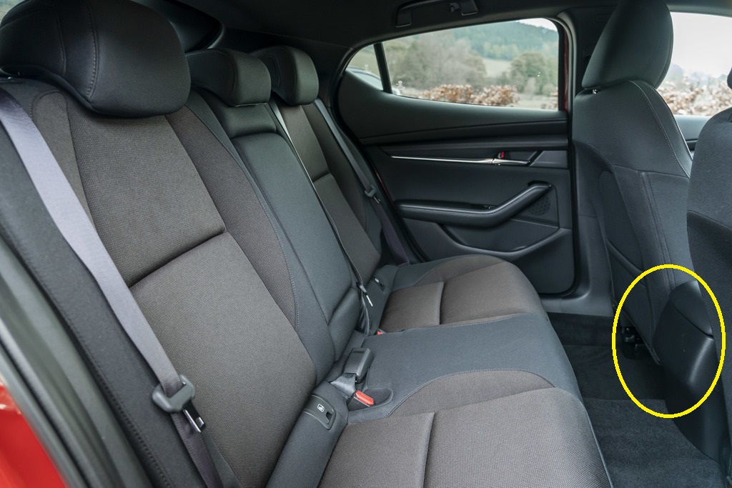 MAZDA3にコンソール後部のエアコン吹き出し口を後付けするキットが海外で発売されているようです。 つらつらとMAZDA