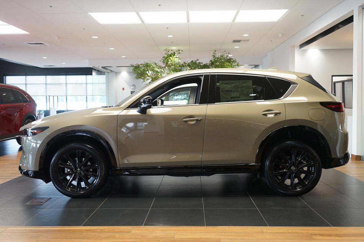 マツダ　CX-5 モデルカー　プレミアムメタリック　MAZDA CX-5 2024年モデル」の実車が米国の販売店へ届き始めたので特別