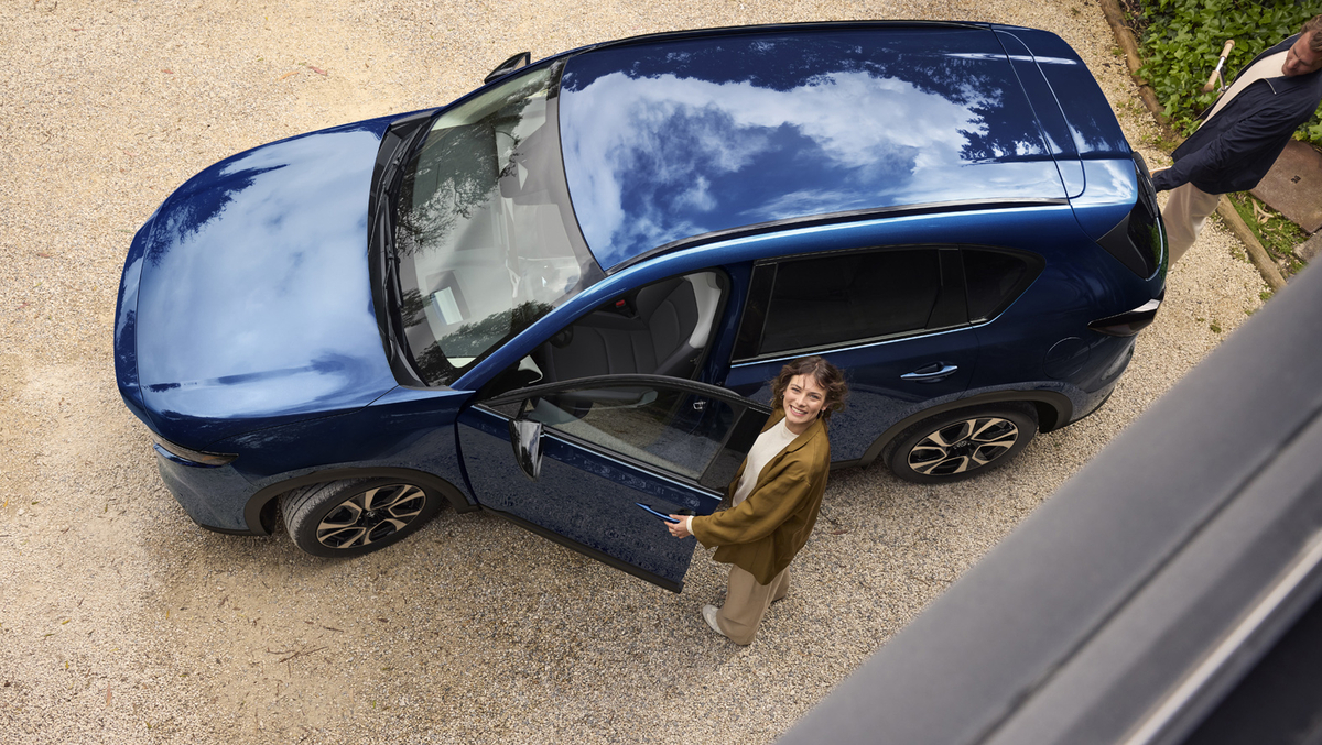 中尾様ご確認 マツダが新しいボディカラー「ネイビーブルーマイカ」を正式発表