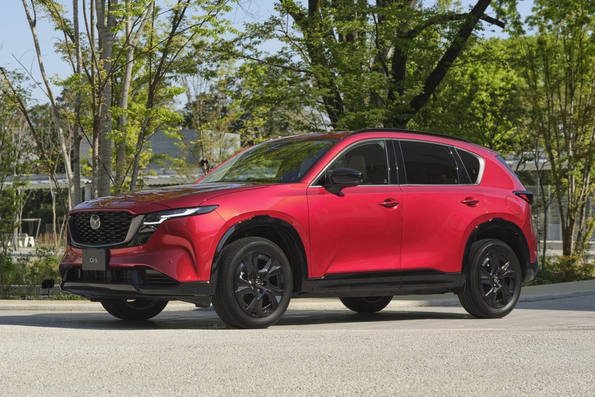 マツダのブランド発信拠点（大阪/東京）と本社ロビーで「新型CX-5