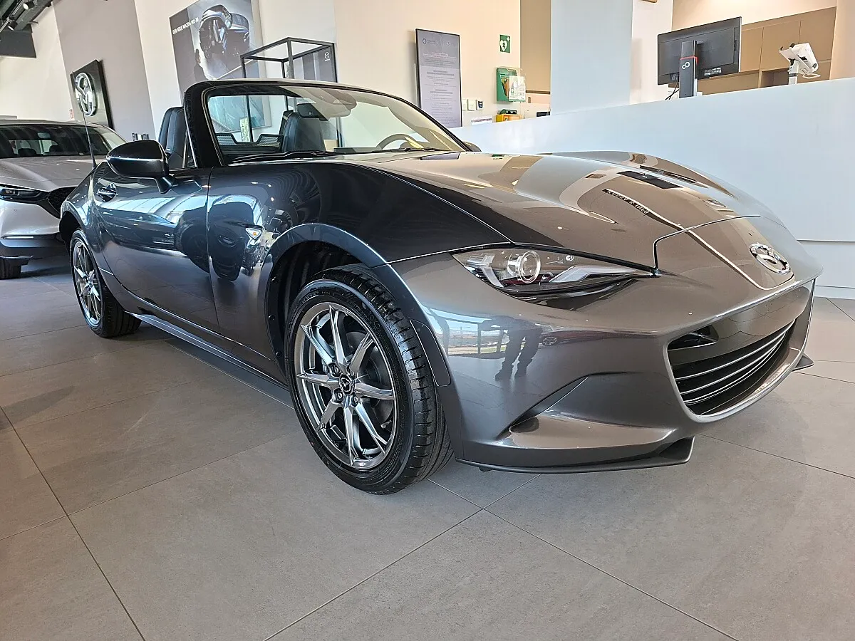 欧州の販売店に「MX-5 2027年モデル（ロードスター）」の実車が届き