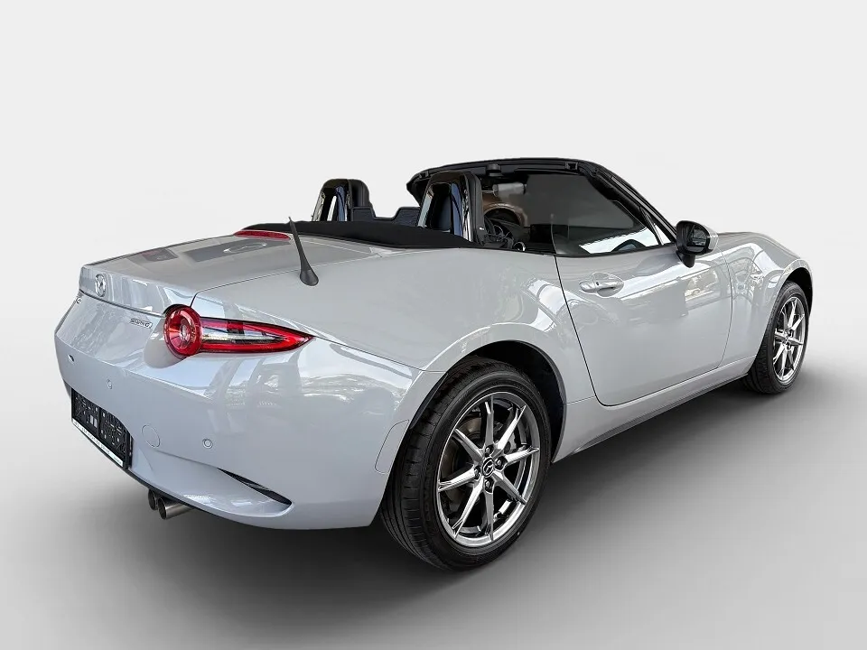欧州の販売店に「MX-5 2027年モデル（ロードスター）」の実車が届き