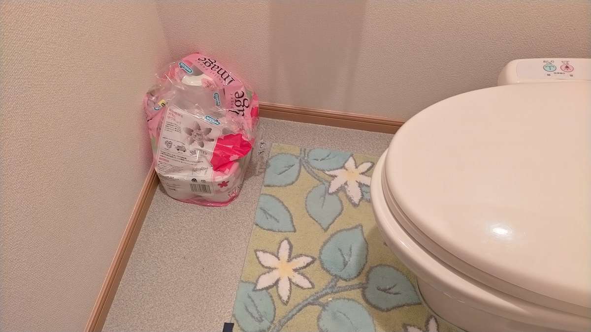 直置きされたトイレットペーパー