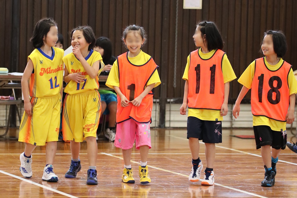 女子ミニバスケットボール写真 もう嬉しくてたまらない