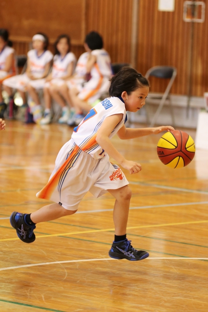 女子ミニバスケットボール　ドリブル　写真