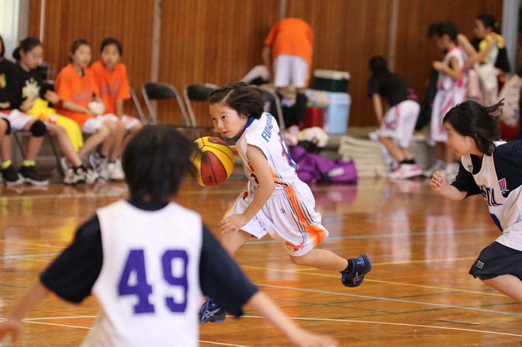 SIGMA シグマ 50-100mm F1.8 DC HSM Art 女子ミニバスケットボール写真　ドリブル