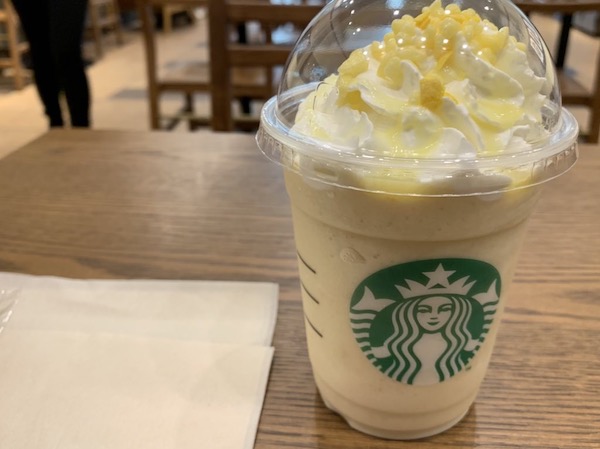 スタバの瀬戸内レモンケーキフラペチーノの画像です。