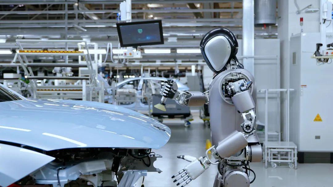 人型ロボットが自動車工場で働く。品質管理AIを内蔵し、人の