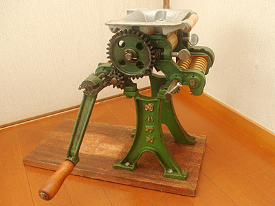 製麺機を自分で回す、セルフサービス方式ラーメン会 - 私的標本