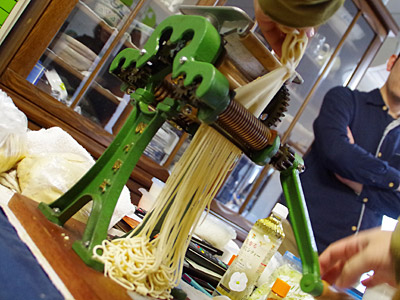 製麺機を自分で回す、セルフサービス方式ラーメン会 - 私的標本