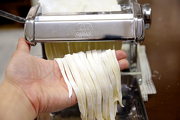 みんな パスタマシン を買うべきだ うどんもパスタもラーメンも 手作りすると圧倒的に美味しくて楽しい ぐるなび みんなのごはん みんな パスタマシン を買うべきだ うどんもパスタもラーメンも 手作りすると圧倒的に美味しくて楽しい ぐるなび みんなのごはん