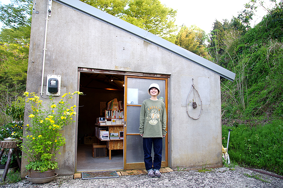 納屋　同人 佐渡島／佐渡の山奥にオープンした、小さな本屋「ニカラ」の存在意義【いろんな街で捕まえて食べる】 - SUUMOタウン