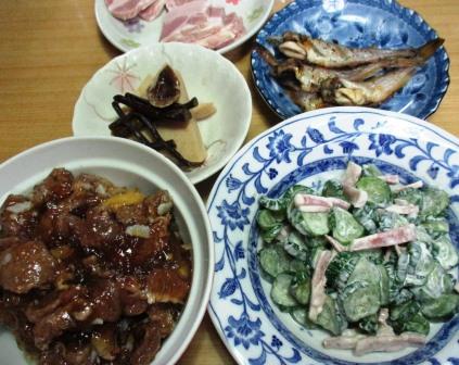 夕食メニュ―はキュウリサラダと牛すじ肉の煮込み