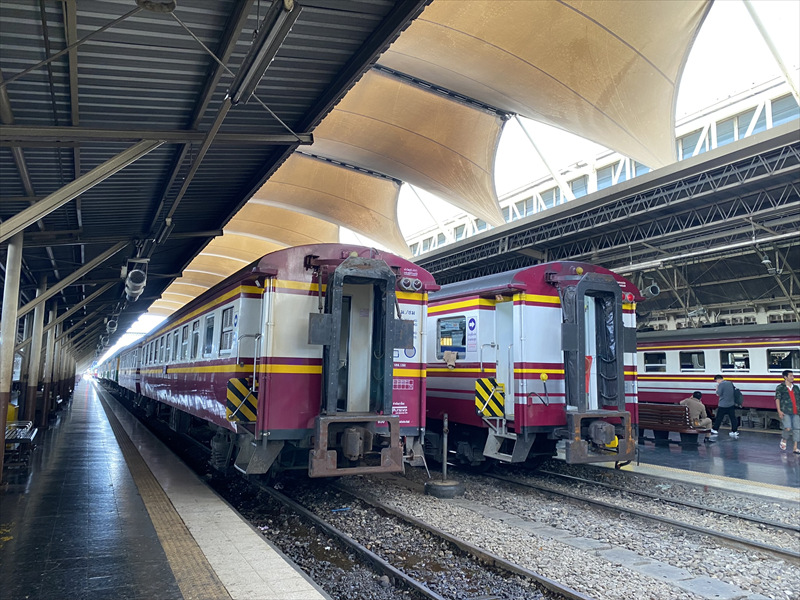 フアランポーン駅とタイ国鉄車両