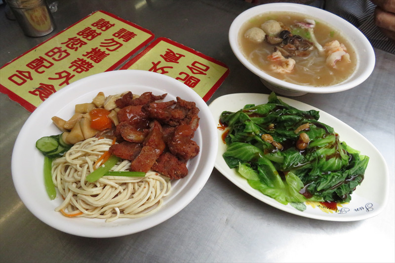 海鮮米粉、紅焼肉飯、青菜