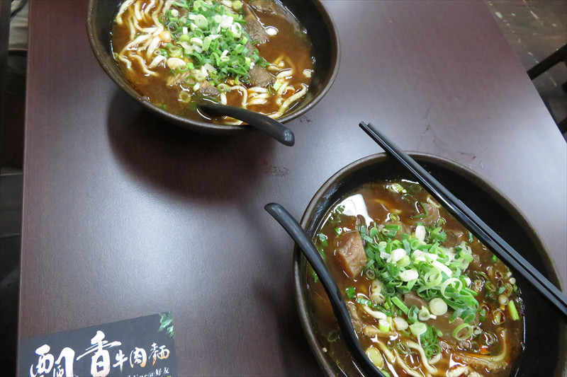 夫は普通の牛肉麺、私は臓物いろいろの満漢牛肉麺