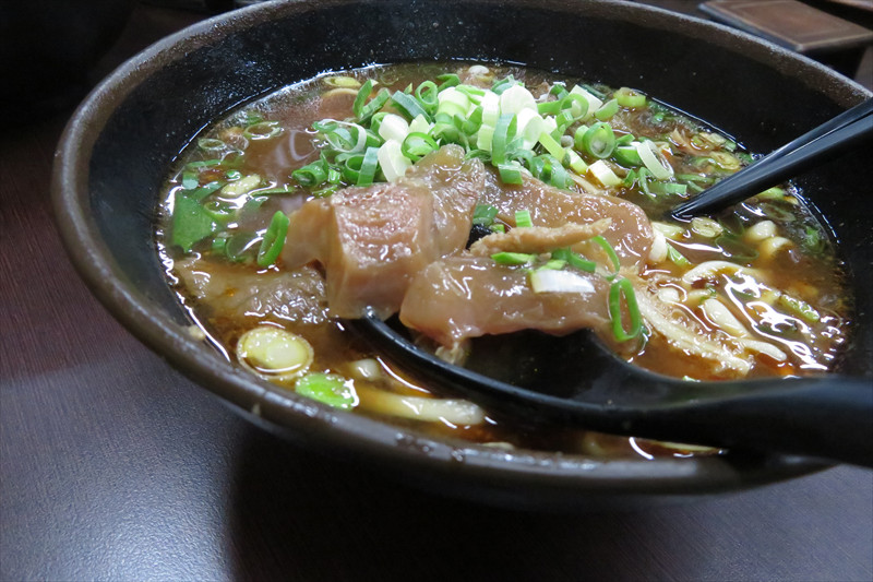 臓物いろいろの満漢牛肉麺