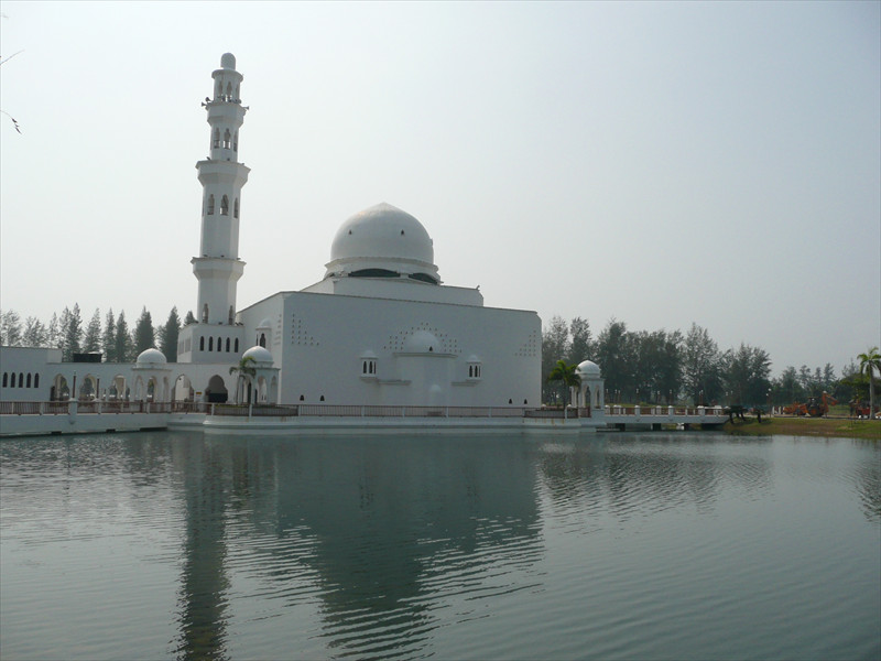 Masjid Tengku Tengah Zaharah、通称「フローティングモスク」