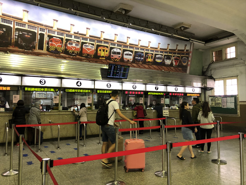 台南駅のカウンター、扇形車庫の写真