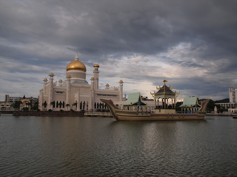 オマール・アリ・サイフッディンモスク Masjid Sultan Omar Ali Saifuddien、通称オールドモスク
