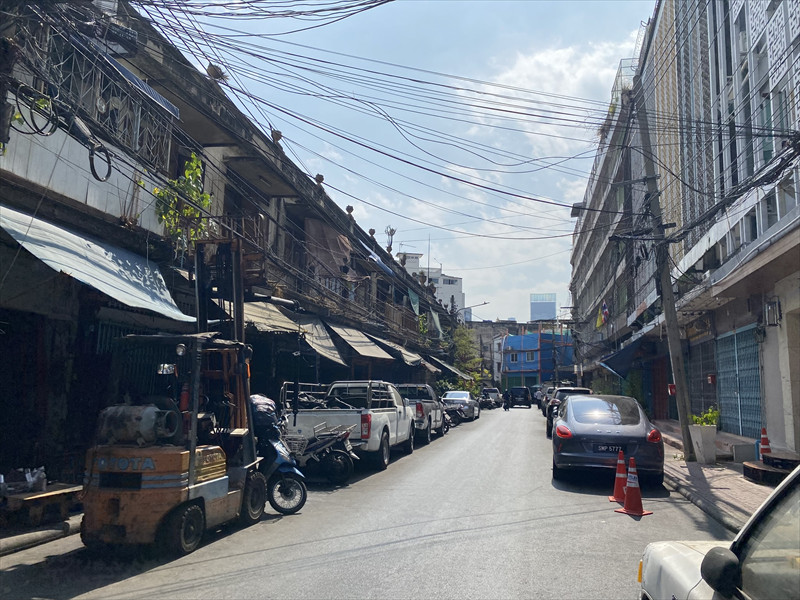 Soi Charoen Phanit