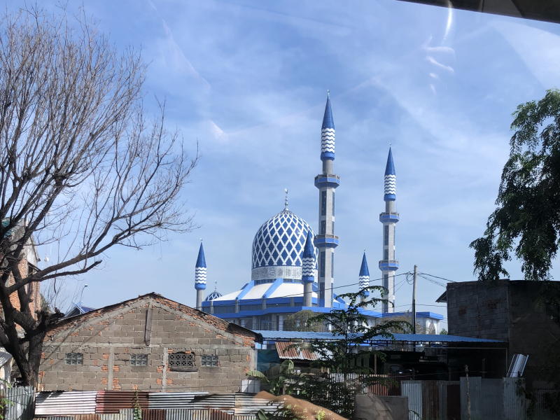 マレーシアのブルーモスクに似ている。