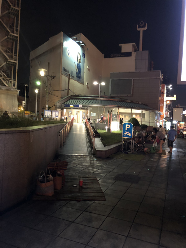 フアランポーン駅前に夜な夜な現れるヤードンの茣蓙屋台。
