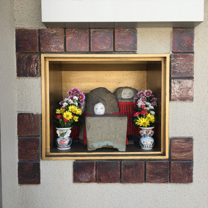 壁に埋め込まれたお地蔵祠