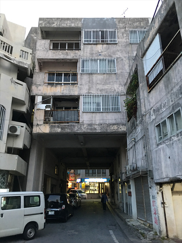 那覇で見たコンクリートの建物