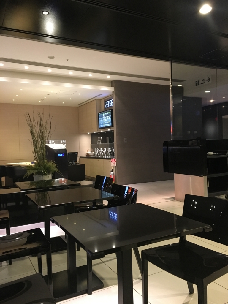 ANAラウンジ　テーブルスペース
