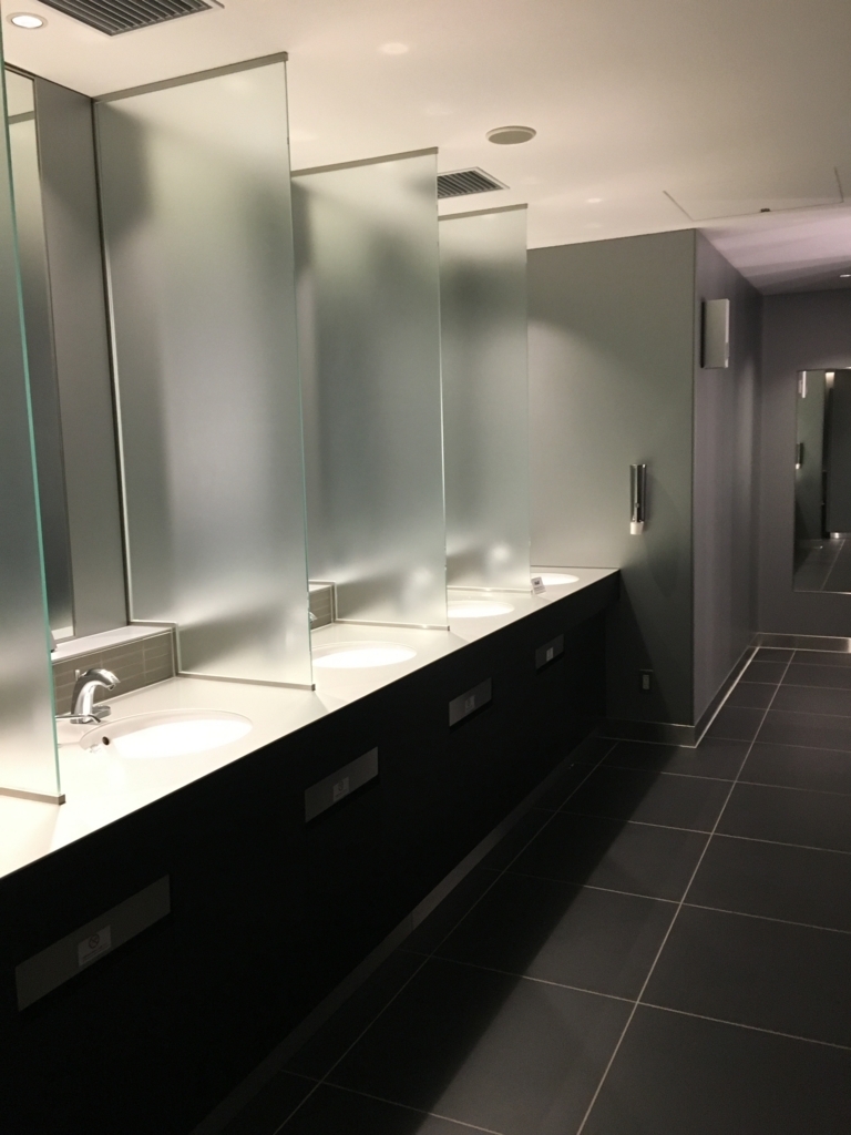 ANAビジネスクラスラウンジ　トイレの雰囲気